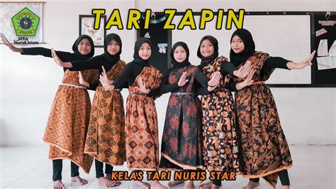 Kostum tari simple hijab  Artikel Inspirasi Hijab Style Favorit Selebriti Indonesia untuk Gayamu di 2020 4 
